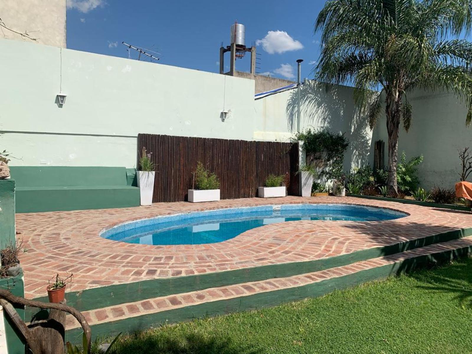 CASA CON LOCAL CON AMPLIO JARDIN Y PISCINA , LOTE DE 10.98 X 43.08,4/5