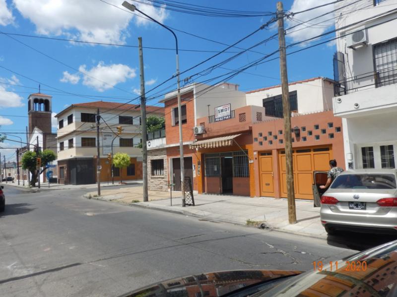 Casa con garaje para 2 autos y Local