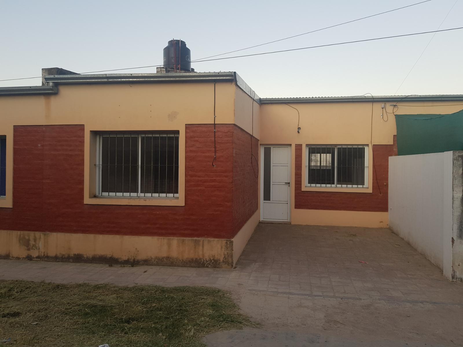 VENTA, casa 1 dormitorio, estar-comedor-cocina integrado, patio