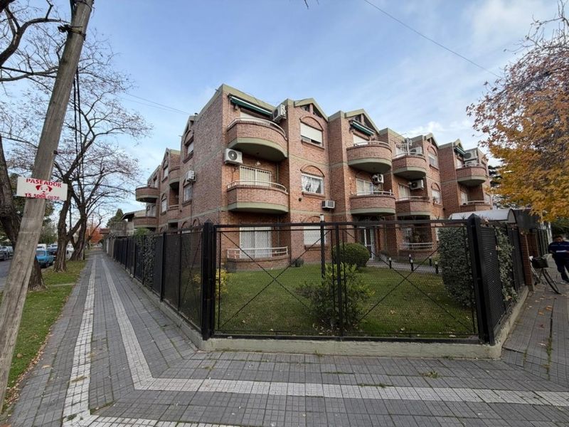 VENTA DE DEPARTAMENTO 2 AMBIENTES CON COCHERA EN MONTE GRANDE - APTO A CRÉDITO HIPOTECARIO.